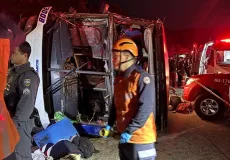 Ônibus de excursão tomba na BR-262 e deixa três mortos e 45 feridos no Espírito Santo