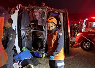 Ônibus de excursão tomba na BR-262 e deixa três mortos e 45 feridos no Espírito Santo