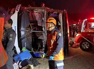 Ônibus de excursão tomba na BR-262 e deixa três mortos e 45 feridos no Espírito Santo