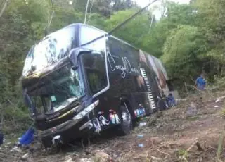 Vídeo - Ônibus do cantor Dorgival Dantas tomba na BR 101