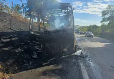 Ônibus  pega fogo na BR-101 em Teixeira de Freitas, ninguém ficou ferido