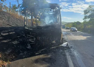 Ônibus  pega fogo na BR-101 em Teixeira de Freitas, ninguém ficou ferido