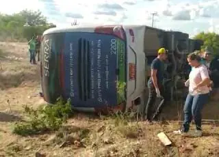 Ônibus que levava missionários de São Paulo para Pernambuco tomba na Bahia e deixa mortos e feridos