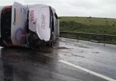 Ônibus tomba e deixa dezesseis pessoas feridas no interior da Bahia