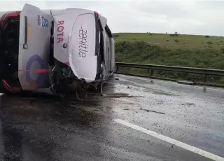 Ônibus tomba e deixa dezesseis pessoas feridas no interior da Bahia