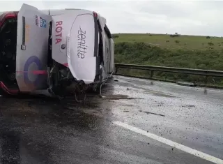 Ônibus tomba e deixa dezesseis pessoas feridas no interior da Bahia
