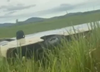 Ônibus tomba na BA-670 e deixa nove feridos próximo a Itapetinga