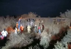 Ônibus tomba na BR-122 e deixa ao menos 7 mortos e 13 feridos na Bahia