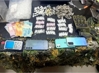 Operação da PM apreende drogas e prende suspeitos no bairro Juca Rosa, em Eunápolis