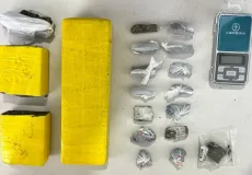 Operação da PM com apoio de cão policial apreende mais de 1 kg de drogas em Mucuri