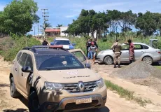 Operação da Polícia Civil em conjunto com a 89ª CIPM detem um homem e uma mulher pela venda de terreno em área invadida em Costa Dourada/BA