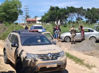 Operação da Polícia Civil em conjunto com a 89ª CIPM detem um homem e uma mulher pela venda de terreno em área invadida em Costa Dourada/BA