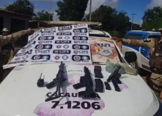Operação encontra dois fuzis, pistola e revólver com quadrilha