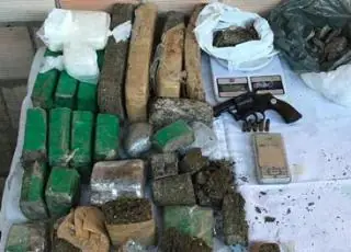 Operação integrada da Policia Militar e da PF apreende mais de 20 quilos de drogas e armas em Alcobaça