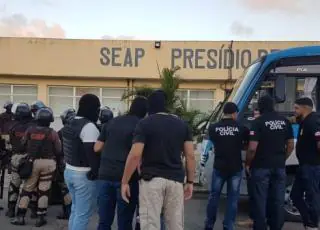 Operação localiza arma e aparelhos celulares em presídio
