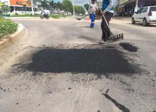 Operação tapa-buracos em Teixeira retoma após paralisação devido à falta de concreto asfáltico do petróleo na Bahia