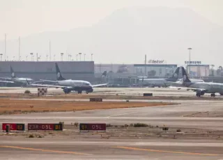 Os 103 ocupantes do avião que caiu no México estão vivos, diz empresa