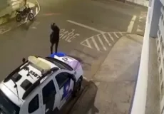 Ousadia: Motociclista incendeia viatura da PM em frente a batalhão e foge no Espírito Santo