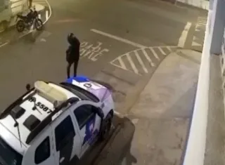 Ousadia: Motociclista incendeia viatura da PM em frente a batalhão e foge no Espírito Santo