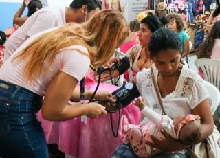 Outubro Rosa - Equipes da Secretaria Municipal de Saúde leva atendimento para o Mercadão em Teixeira de Freitas