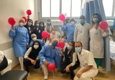 Paciente do HECB celebra última sessão de quimioterapia. Equipe comemora.