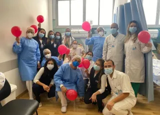 Paciente do HECB celebra última sessão de quimioterapia. Equipe comemora.