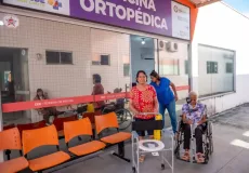 Pacientes do CER IV de Teixeira de Freitas recebem cadeiras de banho e ganham mais qualidade de vida