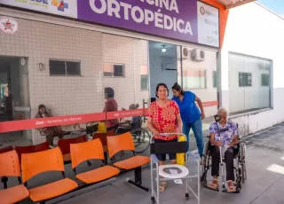 Pacientes do CER IV de Teixeira de Freitas recebem cadeiras de banho e ganham mais qualidade de vida