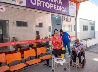 Pacientes do CER IV de Teixeira de Freitas recebem cadeiras de banho e ganham mais qualidade de vida