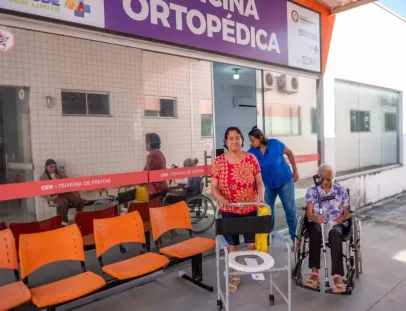 Pacientes do CER IV de Teixeira de Freitas recebem cadeiras de banho e ganham mais qualidade de vida