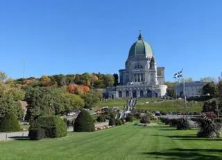 Padre católico é esfaqueado durante missa em Montreal