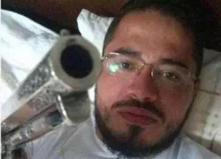 Padre gera polêmica por postar foto com arma no WhatsApp