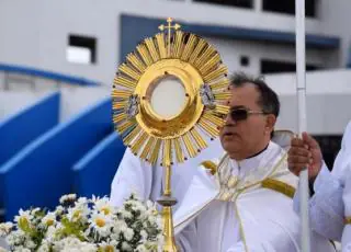 Padres percorrem ruas de suas paróquias levando o Santíssimo Sacramento