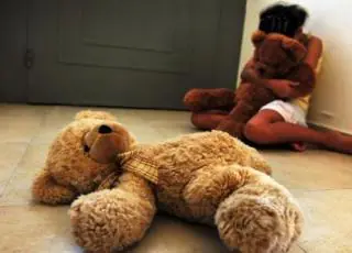 Pai é preso acusado de estuprar filhos de oito e quatro anos