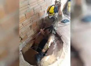 Pai pula em cisterna para salvar a filha e precisa ser resgatado pelos bombeiros