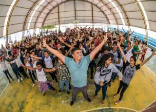 Palestra motivacional ganha atenção de alunos da rede municipal