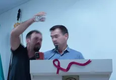 Pancadaria na Câmara: vereador joga água em colega e os dois partem para as agressões