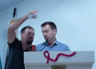 Pancadaria na Câmara: vereador joga água em colega e os dois partem para as agressões