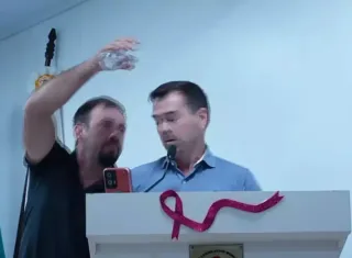 Pancadaria na Câmara: vereador joga água em colega e os dois partem para as agressões