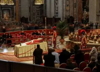 Papa elogia Bento XVI; Vaticano se prepara para funeral