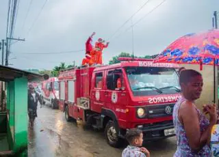 Papai Noel do Corpo de Bombeiros leva brinquedos para crianças em Itamaraju