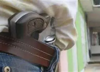 Para proteger a mãe, crianças de 8 e 13 anos fogem de casa com arma do pai