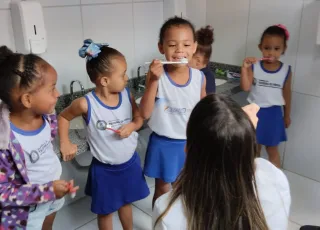 Parceria entre Prefeitura e Faculdade orienta estudantes da rede pública sobre saúde bucal em Teixeira de Freitas