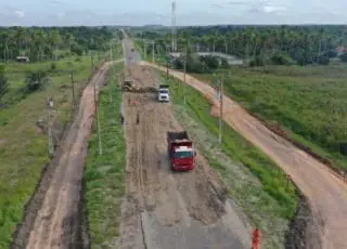 Parceria entre Prefeitura e Governo do Estado corrigi depressões na Rodovia BA-698 em Mucuri