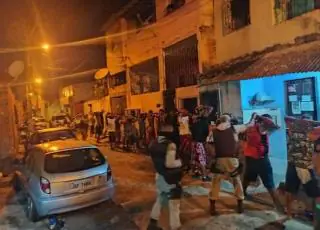 Paredão com cerca de 200 pessoas é encerrado pela polícia