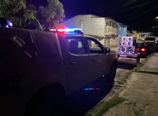 Paredão em praça pública gera perturbação e termina com veículo apreendido, em Porto Seguro