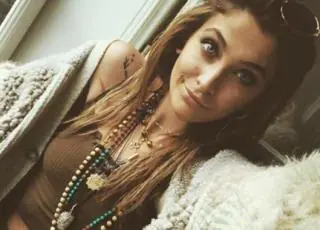 Paris Jackson está internada em clínica de reabilitação, diz revista