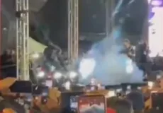 Parte de estrutura do palco cede durante apresentação de Amado Batista no São João de Itapetinga