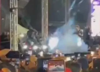 Parte de estrutura do palco cede durante apresentação de Amado Batista no São João de Itapetinga
