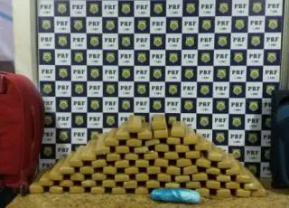 Passageira de ônibus é presa pela PRF com 54 kg de droga